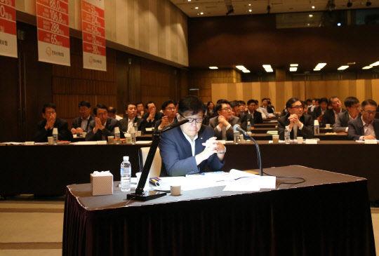 박윤식 한화손해보험 대표가 15일 '2016 하반기 경영전략회의'에서 하반기 핵심목표를 발표하고 있다.